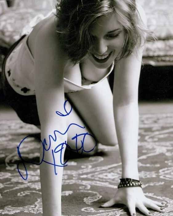 Dani Thorne autograph