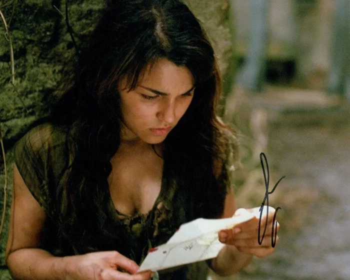 Samantha Barks autograph