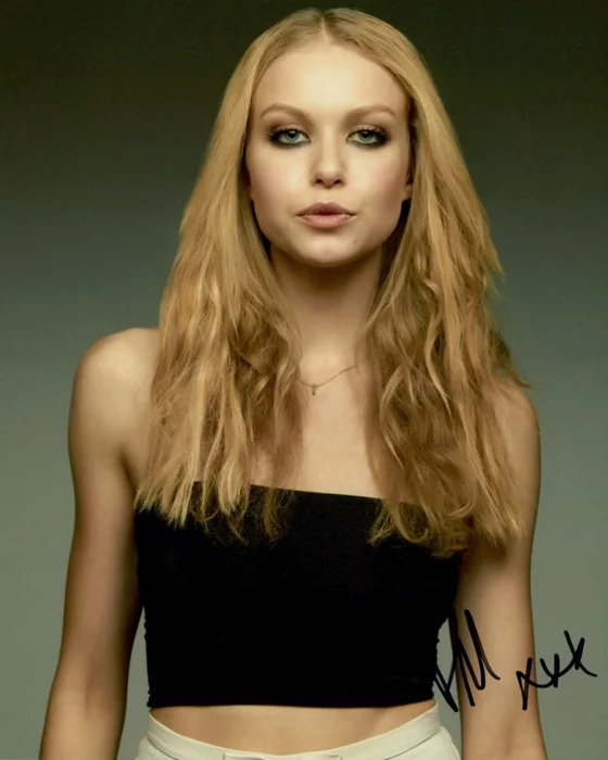 Penelope Mitchell autograph