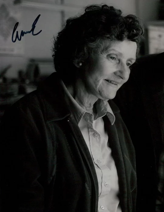 Angela McEwan autograph