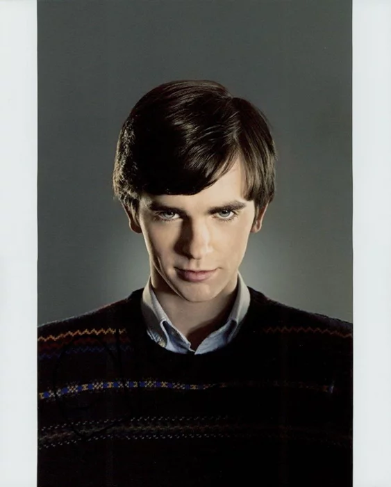 Freddie Highmore autograph