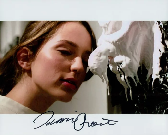 Jessica Rothe autograph