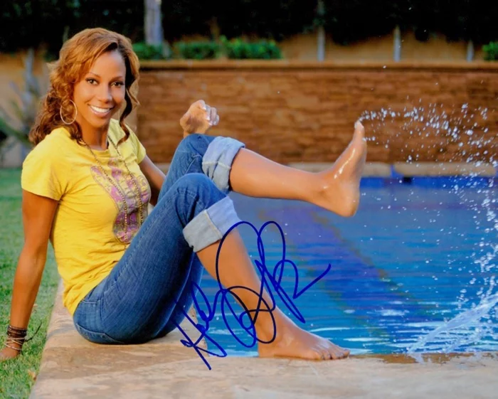 Holly Robinson-Peete autograph