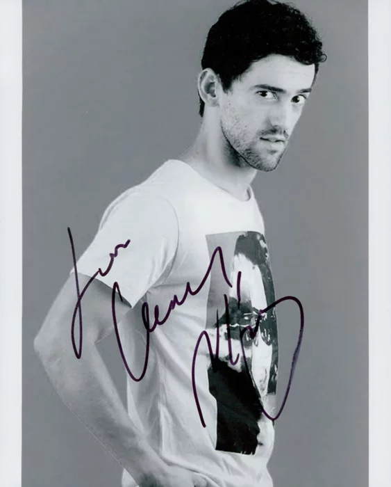 Luis Gerardo Mendez autograph