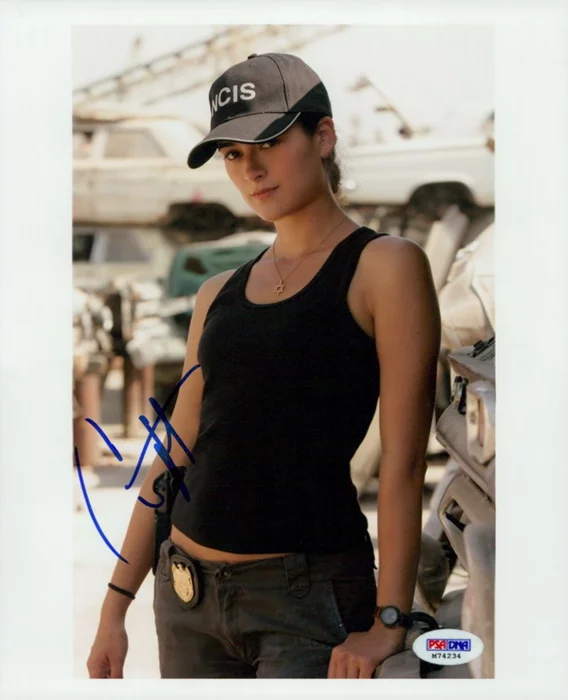 Cote de Pablo autograph