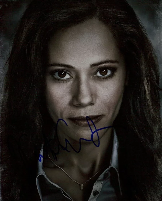 Victoria Cartagena autograph