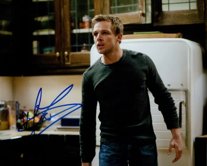 Max Thieriot autograph
