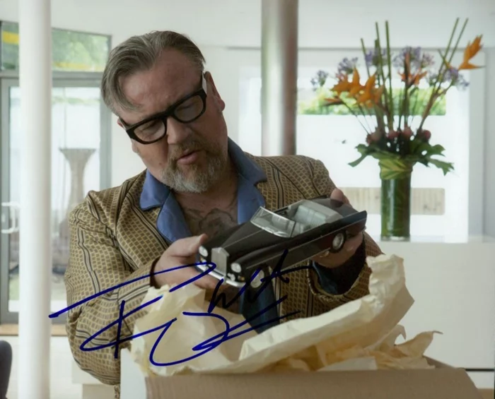 Ray Winstone autograph