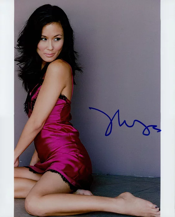 Minae Noji autograph