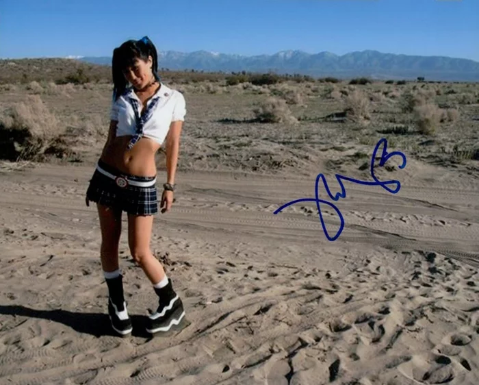 Minae Noji autograph