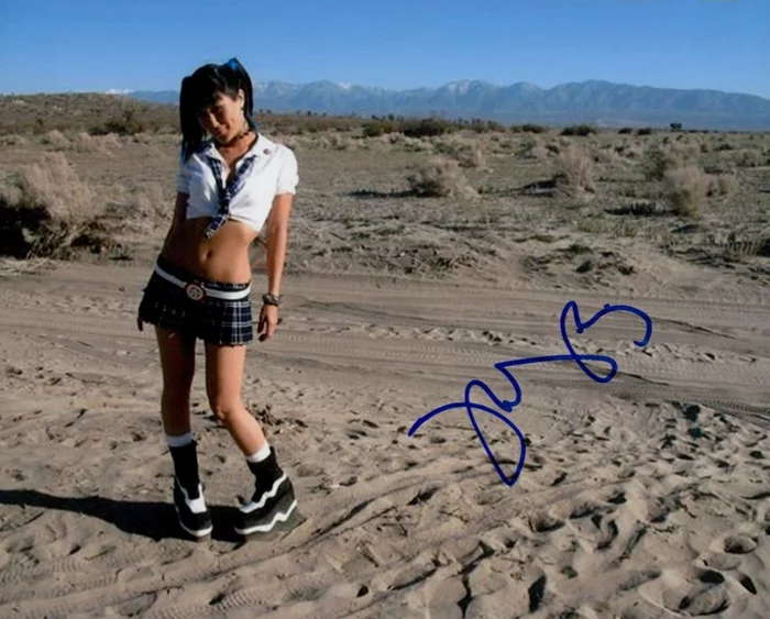Minae Noji autograph