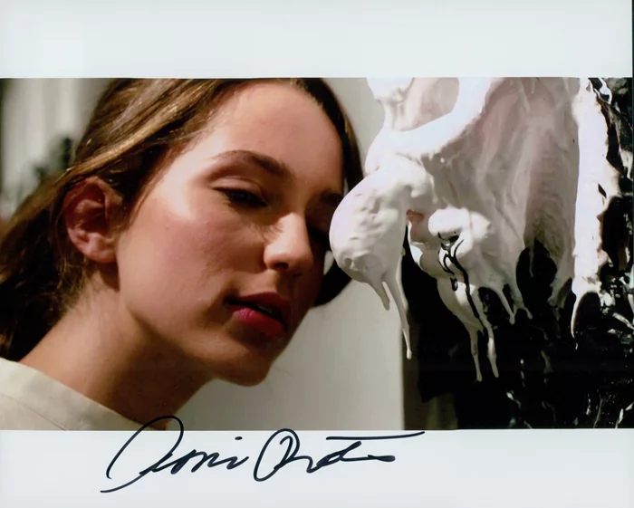 Jessica Rothe autograph