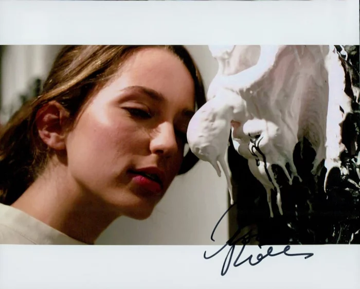 Jessica Rothe autograph