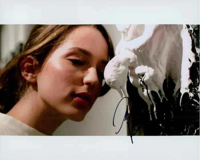 Jessica Rothe autograph