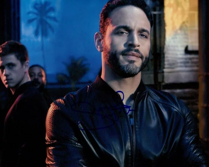 Daniel Sunjata autograph