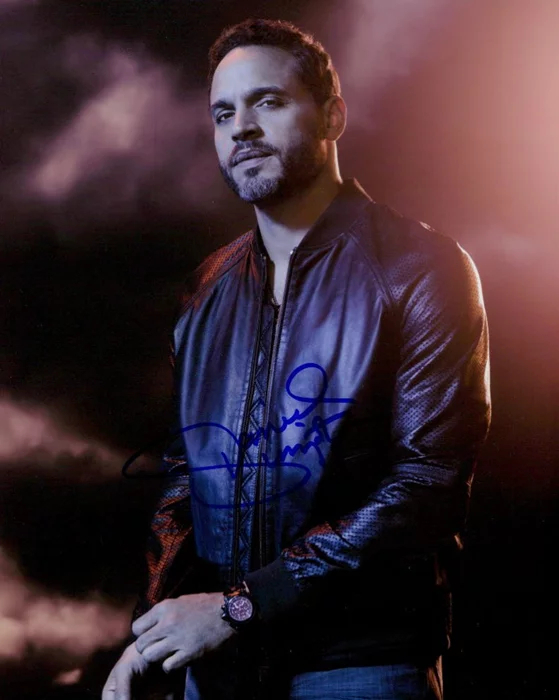Daniel Sunjata autograph