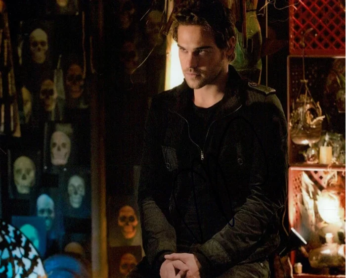 Grey Damon autograph