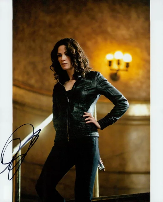 Joanne Kelly autograph