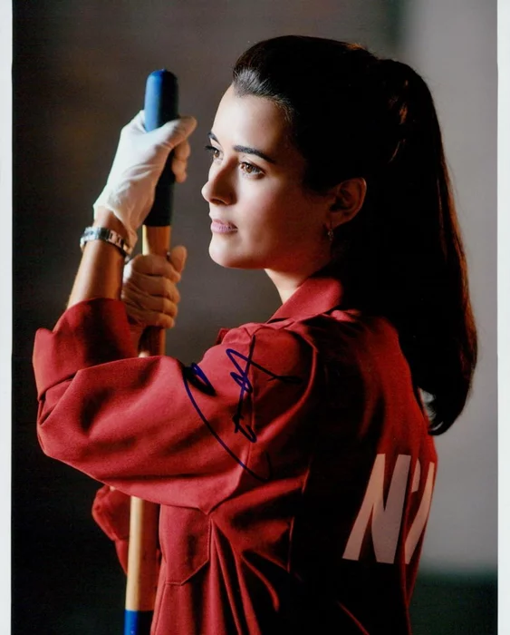 Cote de Pablo autograph