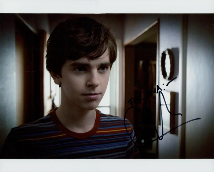 Freddie Highmore autograph