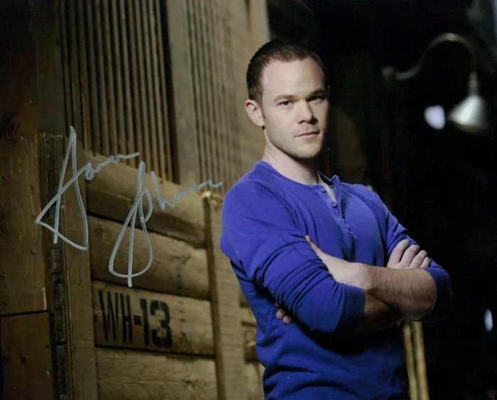 Aaron Ashmore autograph