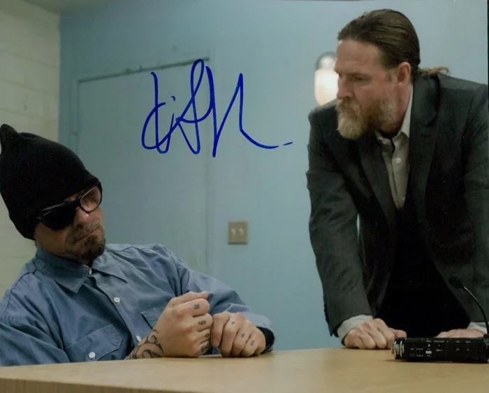  Kurt  Sutter autograph
