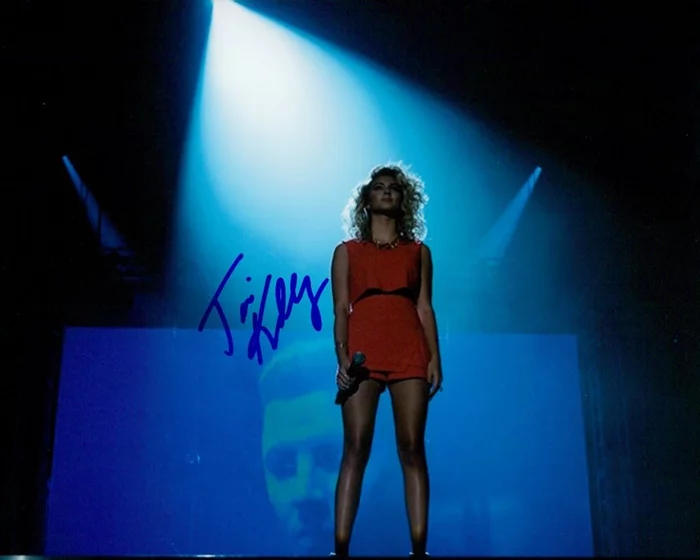 Tori Kelly autograph