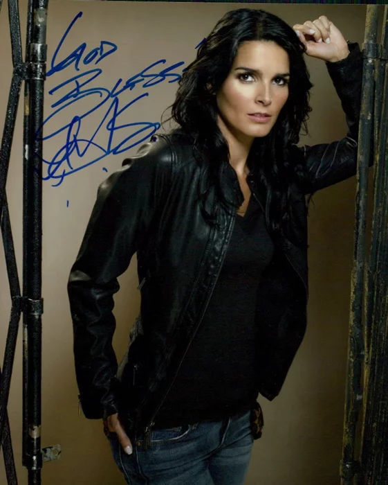 Angie Harmon autograph