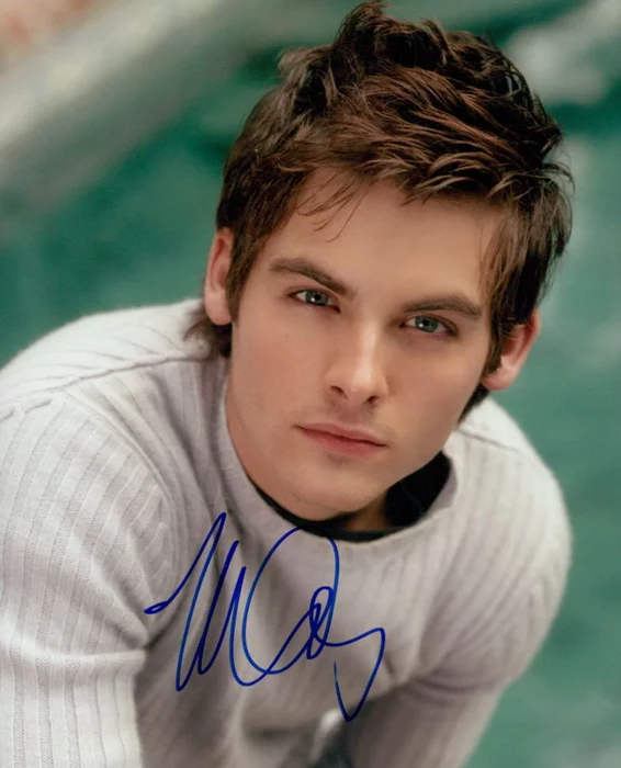 Kevin Zegers autograph