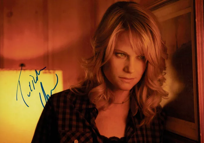 Joelle Carter autograph