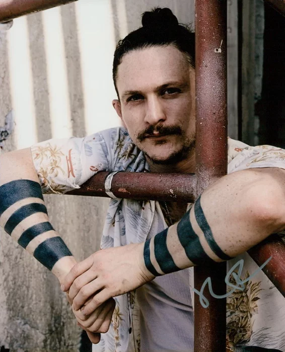 Jonathan Tucker autograph