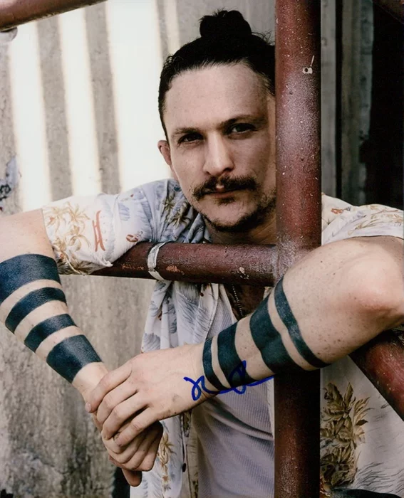 Jonathan Tucker autograph