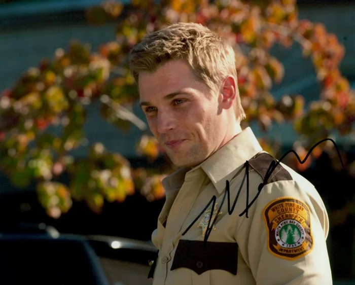 Mike Vogel autograph