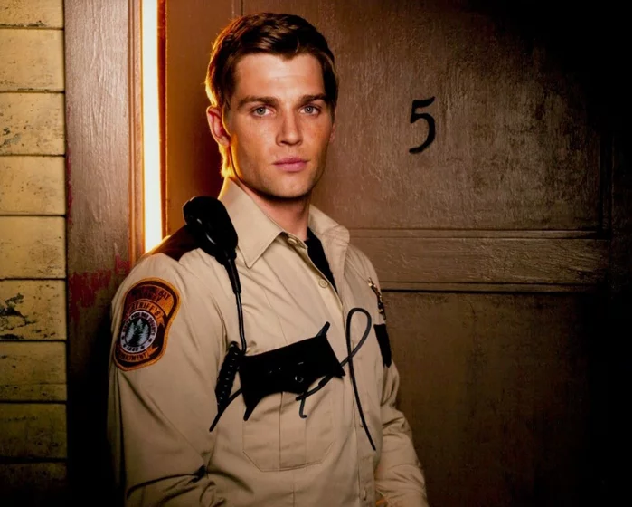 Mike Vogel autograph