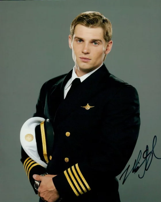 Mike Vogel autograph