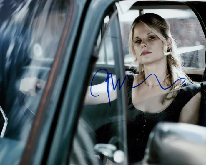 Joelle Carter autograph