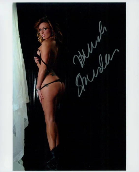 Hannah Standon autograph