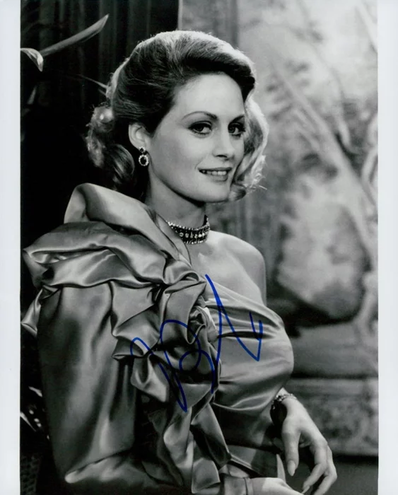 Beverly D'Angelo autograph