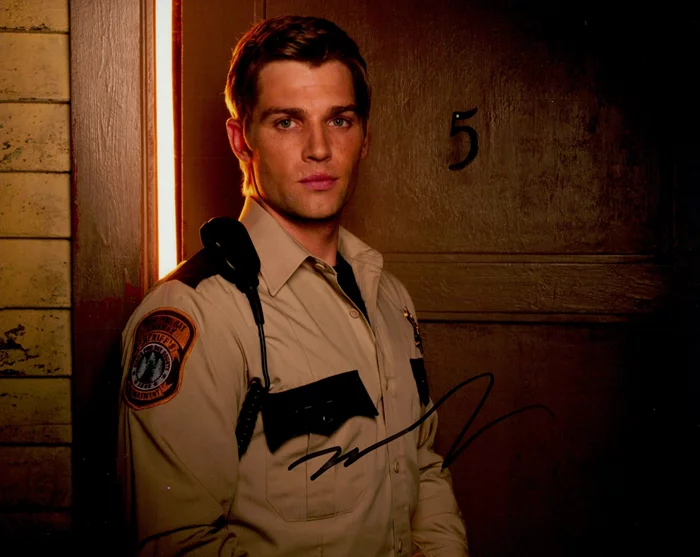 Mike Vogel autograph