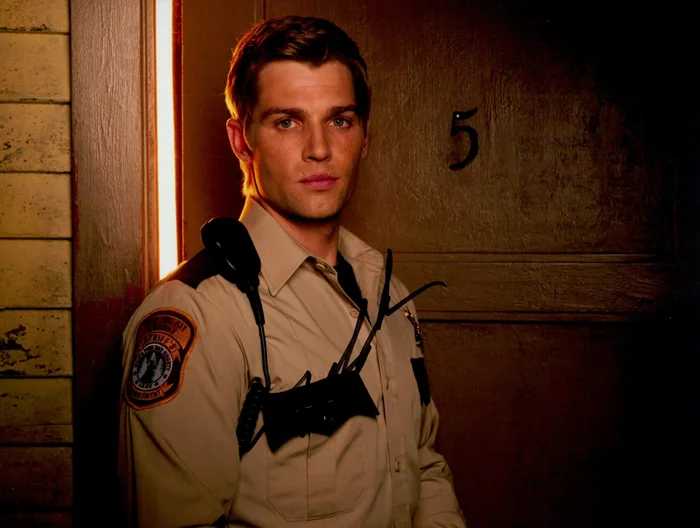 Mike Vogel autograph
