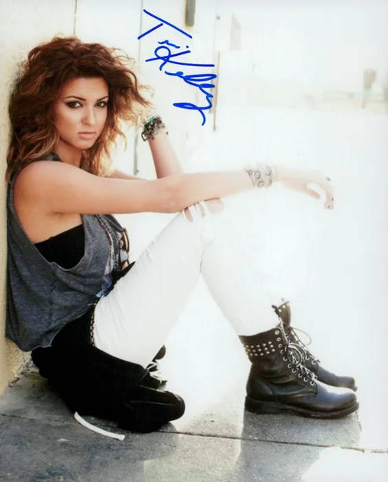 Tori Kelly autograph