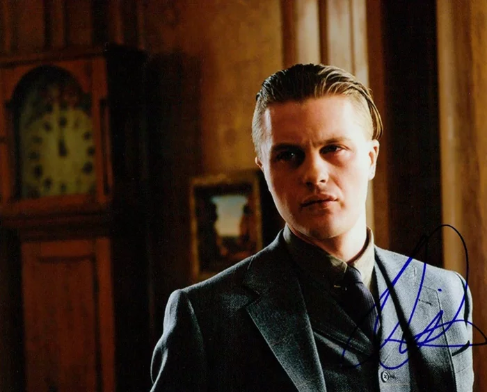 Michael Pitt autograph