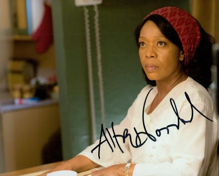 Alfre Woodard autograph