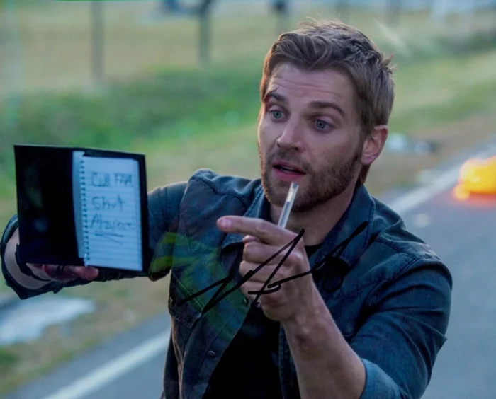 Mike Vogel autograph