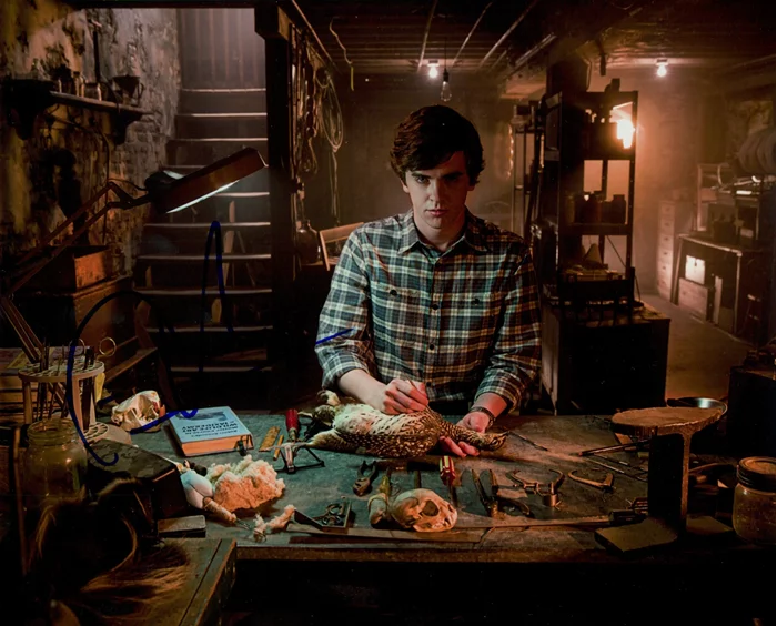 Freddie Highmore autograph