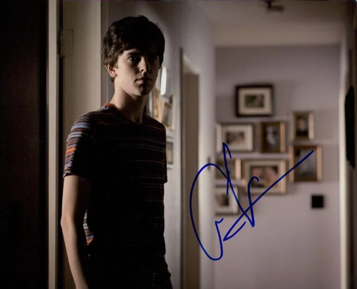 Freddie Highmore autograph