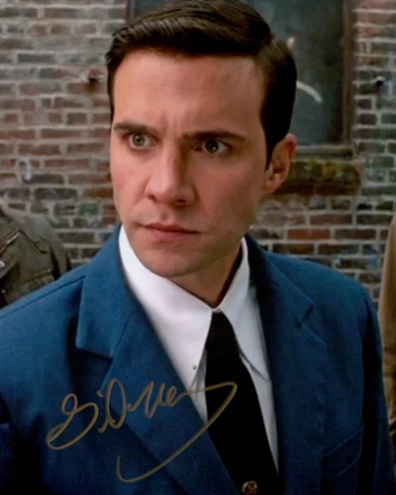 Gil McKinney autograph