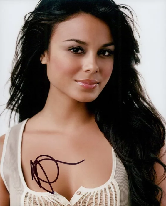 Nathalie Kelley autograph