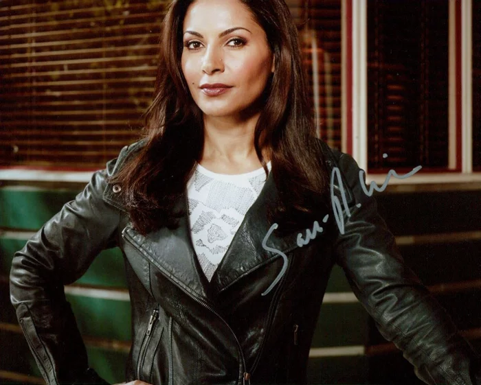 Salli Richardson-Whitfield autograph