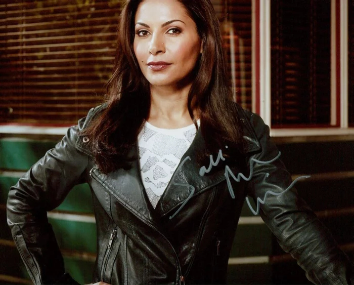 Salli Richardson-Whitfield autograph